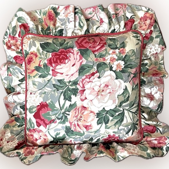 Croscill ๐
๐ข๐๐๐๐๐ Square Flower Pillow - Picture 1 of 5